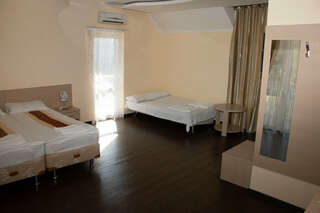 Гостиница Велес Дагомыс Классический четырехместный номер-1